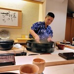 寿し道 桜田 - 大将がシャリ切りを始めるとお酢のよい香り