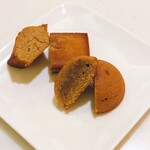 アカシエ 北浦和本店 - フォンダンマロン（手前）
                                フィナンシェ系の生地にマロンペーストたっぷり！外側ふんわり内側マロンでしっとり