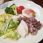 キッチン ブルー グローブ - ２回目はサラダ、お新香を加えます