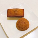 アカシエ 北浦和本店 - フィナンシェ（奥）　バターたっぷり入った超しっとり生地です！
                                香ばしいバターとアーモンドの香りがいいですね！