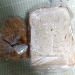 ブーランジェリー クープ - チーズバゲット左手　酵母食パン