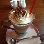 カフェウルル - アイスドコーヒー
            650円
            ミルクとアイスとクリームが乗ったオーストラリア風コーヒー