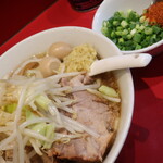 ラーメン二郎 - ラーメン半分＋ニンニク少し＋青ネギショウガ半分