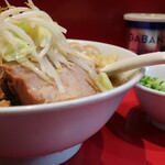 ラーメン二郎 - ラーメン半分＋ニンニク少し＋青ネギショウガ半分