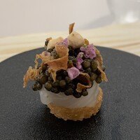 レミニセンス - ②オシェトラキャビア(ロシア蝶鮫の卵)、薄切り剣先烏賊を敷いて、香ばしく揚げたクルトン&紫蘇の花載せ