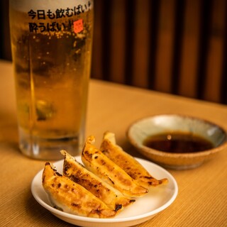 旨味たっぷりの肉汁溢れる餃子を餃子専用サワーで