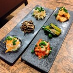 焼肉うしどし - 前菜：キムチ・ナムル盛り合わせ