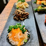 焼肉うしどし - 前菜：キムチ・ナムル盛り合わせ