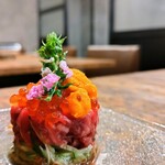 焼肉うしどし - 冷菜：厳選A5黒毛和牛のユッケ
      雲丹・いくら添え ~低温調理~