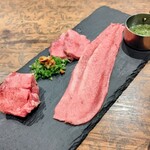 焼肉うしどし - タン食べ比べ：タン焼きしゃぶ・厚切りタン・ネギ塩タン