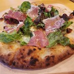 イタリアンレストラン ぼのボ～ノ - 八ヶ岳野菜と生ハムのピザ
