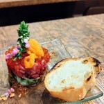 焼肉うしどし - 冷菜：厳選A5黒毛和牛のユッケ
      雲丹・いくら添え ~低温調理~