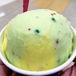 サーティワンアイスクリーム - ピカチュウとニャオハのばちばちアイスです。