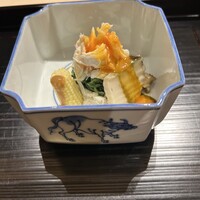 すし昇 - 渡り蟹と福井の黒鮑、つるむらさきとモロヘイヤ、ヤングコーン、蟹の玉子の塩辛ソース、鮑肝ソース、蟹酢仕立てのゴマだれ
                      