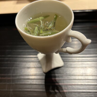 すし昇 - 白神山地のじゅんさい、加藤農園のトマトのすりおろしスープ＊トマトスープは24時間掛けて濾した上澄み