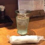 Ebisuya - 大きなグラスに冷たいお水とおしぼり