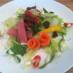 ヒツジ堂 - ランチCコースの前菜〜季節野菜のラタトゥイユ・ピクルス・スモークサーモン・生ハム