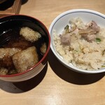 圓谷 - 飯物　名古屋コーチンと山菜の土鍋ご飯　味噌汁
