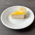 37 PASTA - 瀬戸内レモンの果肉入りレアチーズケーキ。
      最後までさっぱりと食べられる爽快感ある一品。