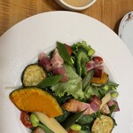 宮前平源泉 湯けむりの庄 - 十種の彩り夏野菜と鎌倉ベーコンのサラダ