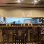 旬彩旬魚 彩り - 店奥の厨房を望むカウンター付近