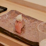 鮨 たかはし - アジ(これだけ画角違うのは秒で食べてしまい、お隣様に撮らせてもらったからですw)