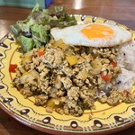 フランス酒場 メリメロ - ガパオライス（税込み８５０円）
