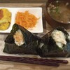 Ichijuu Issai - おにぎり2個ランチ。豚汁も美味しい。ただ米が敷かれたシートに引っ付いて面倒ｗ