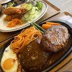 カメノ食堂 - 奥はエビフライ定食（エビ３本）