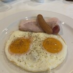 旧軽井沢ホテル音羽ノ森 - フライドエッグにハム、ウインナー。コシヨーかけ過ぎかな