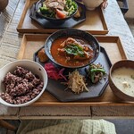 A to Z cafe - ランチセットから鶏のトマトバジル。酸味あるスープがたっぷり。好みのお料理でした。