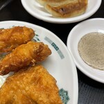 Hidakaya - 私のお気に入り、おつまみ唐揚げと餃子(3個)です。