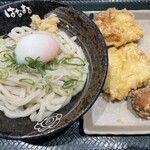 はなまるうどん - 温玉ぶっかけうどん+かしわ天+唐揚げ