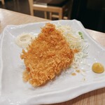 築地食堂 源ちゃん - ちょい飲みセット　本日の1品＝白身魚のフライ