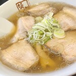 喜多方ラーメン 坂内 - 通常の「喜多方ラーメン」でもこの肉の量。坂内さんの特徴です。豚骨スープですが、豚ガラのアクを丁寧に取っているということで、すっきり淡麗系となっております。