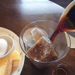 Atarashiya Kohi Ten - ◯アイスコーヒー﻿
                      温かいコーヒーを氷入りのグラスに注ぐタイプ。﻿
                      （インスタには氷入りのグラスに注ぐ動画があります）