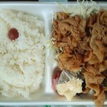 Tsukasa tei - 「しょうが焼きスペシャル弁当」７３０円。スペシャルは「からあげ２個」が入るそうで、「からあげ」無しは名称から「スペシャル」が取れて「しょうが焼き弁当」６３０円となります。　