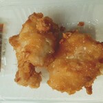 司亭 - スペシャルにするとからあげは２個。醤油が付いてきたのは、からあげにほとんど味付けがされていないためです。今回の２個は部位の関係からか、ジューシーさは無いように感じました。