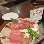 炭火焼肉一升びん - 松阪肉焼きすき