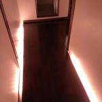 ウミノホテル - 部屋の中の廊下は間接照明。