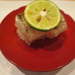 新ばし 星野 - 皮を炙ったカマスの棒すし。