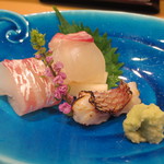 新ばし 星野 - 右が腹、まん中が背の身、左が尾を炙ってすだちをかけたもの。