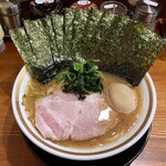 横浜家系ラーメン 三郷家 - ラーメン800円硬め濃いめ。海苔増し100円。