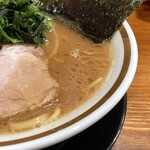 横浜家系ラーメン 三郷家 - 旨味が強いスープは、最近は醤油も気持ち強めなバランス。