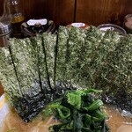横浜家系ラーメン 三郷家 - 海苔増しは5枚100円。