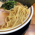 横浜家系ラーメン 三郷家 - 大橋製麺多摩の中太麺。