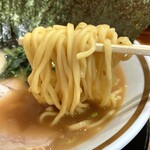 横浜家系ラーメン 三郷家 - 麺リフト。