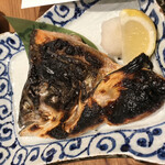 ムスブ田町魚金 - 本日のおススメから鮭のカマ焼き
            実は意外と食べれるところが少なかった…でも焼き魚食べたい欲は満たしてくれました！