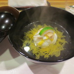 新ばし 星野 - キスと松茸のお椀です。菊の花もきれいです。