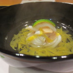 新ばし 星野 - 細身に切ったキスで松茸の軸をまいて、くず粉で固めたもの。